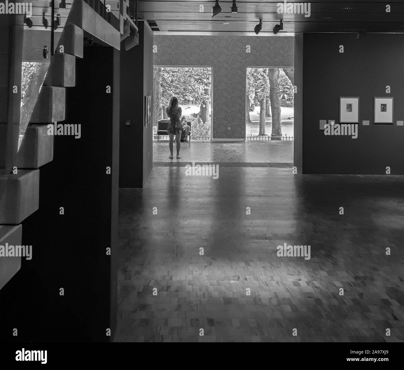 Manchester, Regno Unito - 16 Luglio 2019: interni di Whitworth Art Gallery di Manchester con una donna rivolta verso Whitworth Park. Foto Stock
