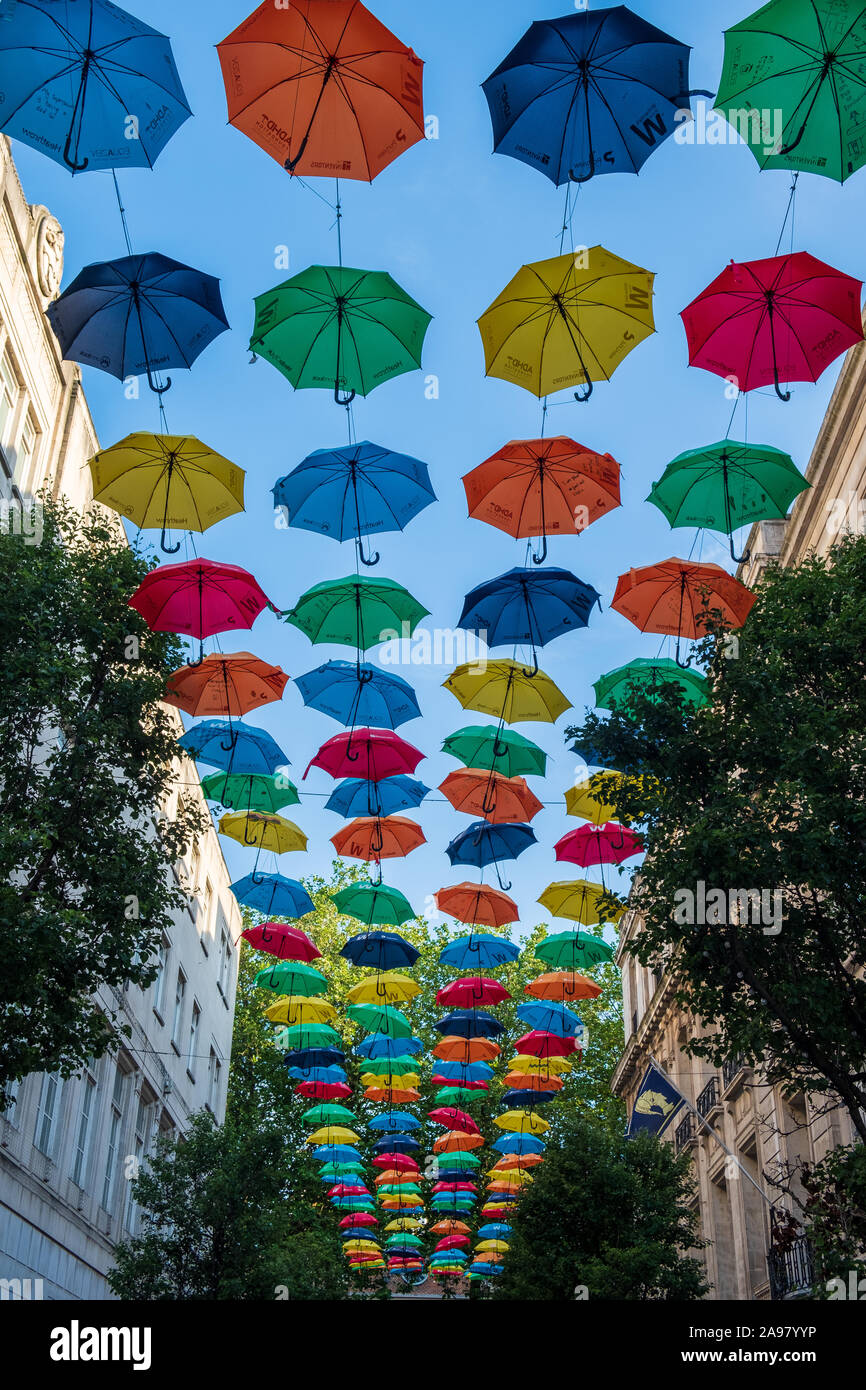 Liverpool, Regno Unito - 18 Luglio 2019: ombrelloni sospesi, parte di charity fundraiser per ADHD consapevolezza nella Chiesa vicolo, Liverpool, Regno Unito. Foto Stock