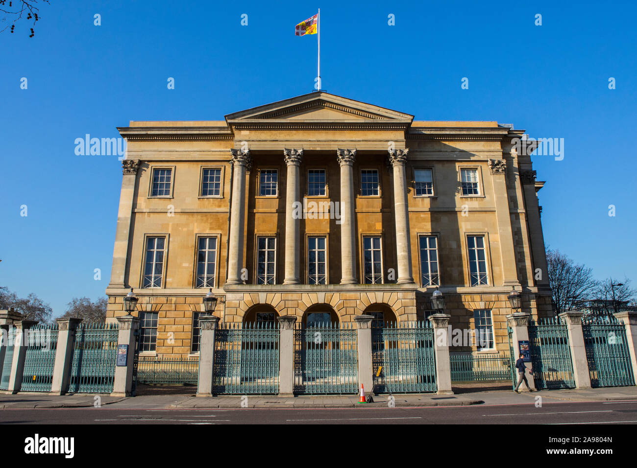 London, Regno Unito - 26 Febbraio 2019: una vista dell'esterno georgiana di Apsley House - la casa del primo duca di Wellington, situato su Hyde Park Corner Foto Stock