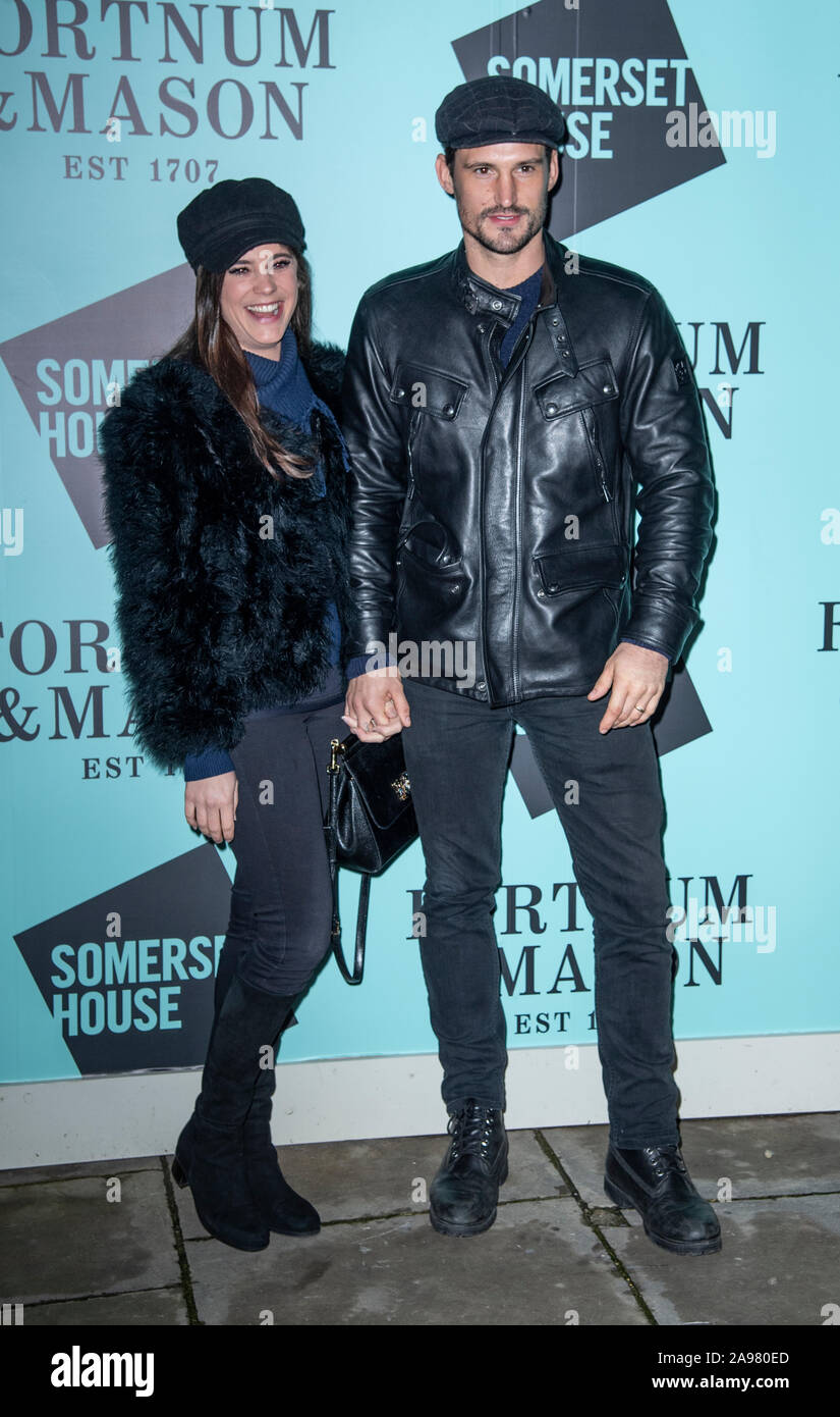 Londra, Inghilterra - NOV 12: Jemina Webb e Sam Webb assistere all'apertura delle parti di struttura di pattino a Somerset House nel novembre del 12,2019 a Londra in Inghilterra Foto Stock