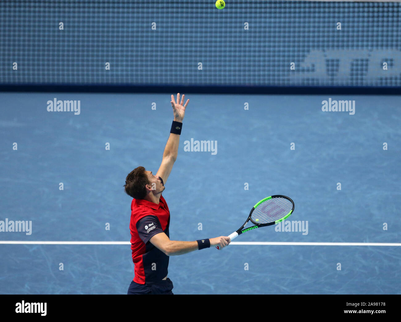 Nicolas MAHUT serve il giorno 4 della Nitto ATP finali all'O2 Arena, Londra. Foto Stock