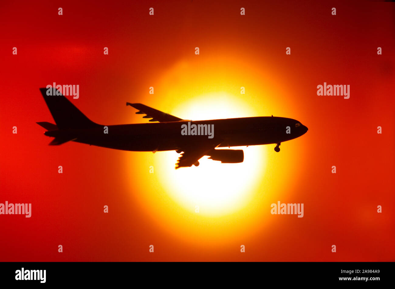 Flugzeug vor Sonnenuntergang, Reisen, Urlaub, Fliegen, Urlaubsreise, Foto Stock