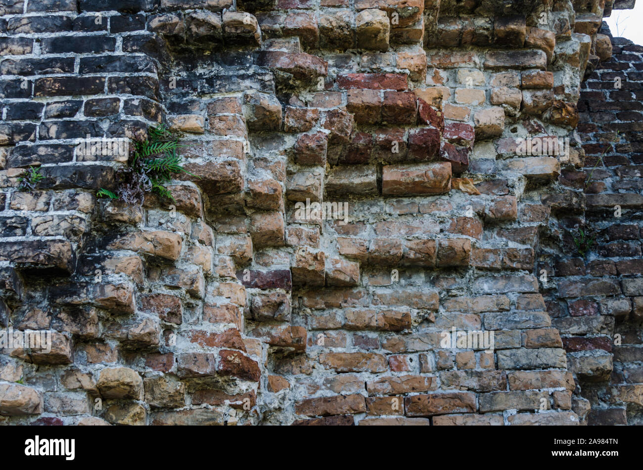 Muro di mattoni, eccellente rustico sfondo astratto o uno sfondo Colori e dettagli in questa splendida annata muro di mattoni, costruito anni fa. Foto Stock