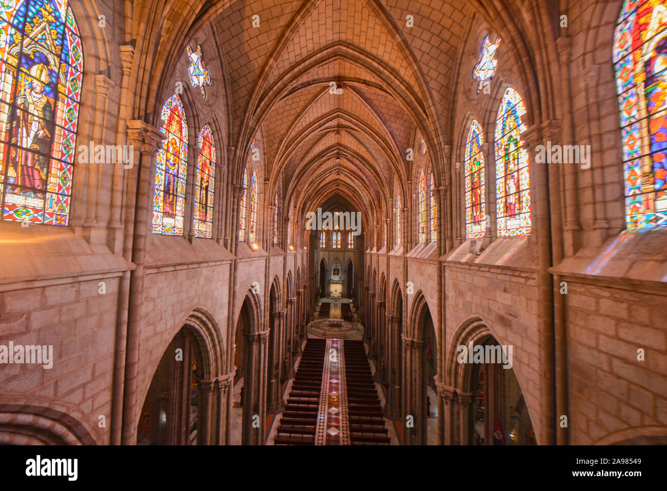 Vista dalla navata centrale al Santuario nella Basilica del Voto Nazionale (Basílica del voto Nacional), Quito Ecuador Foto Stock