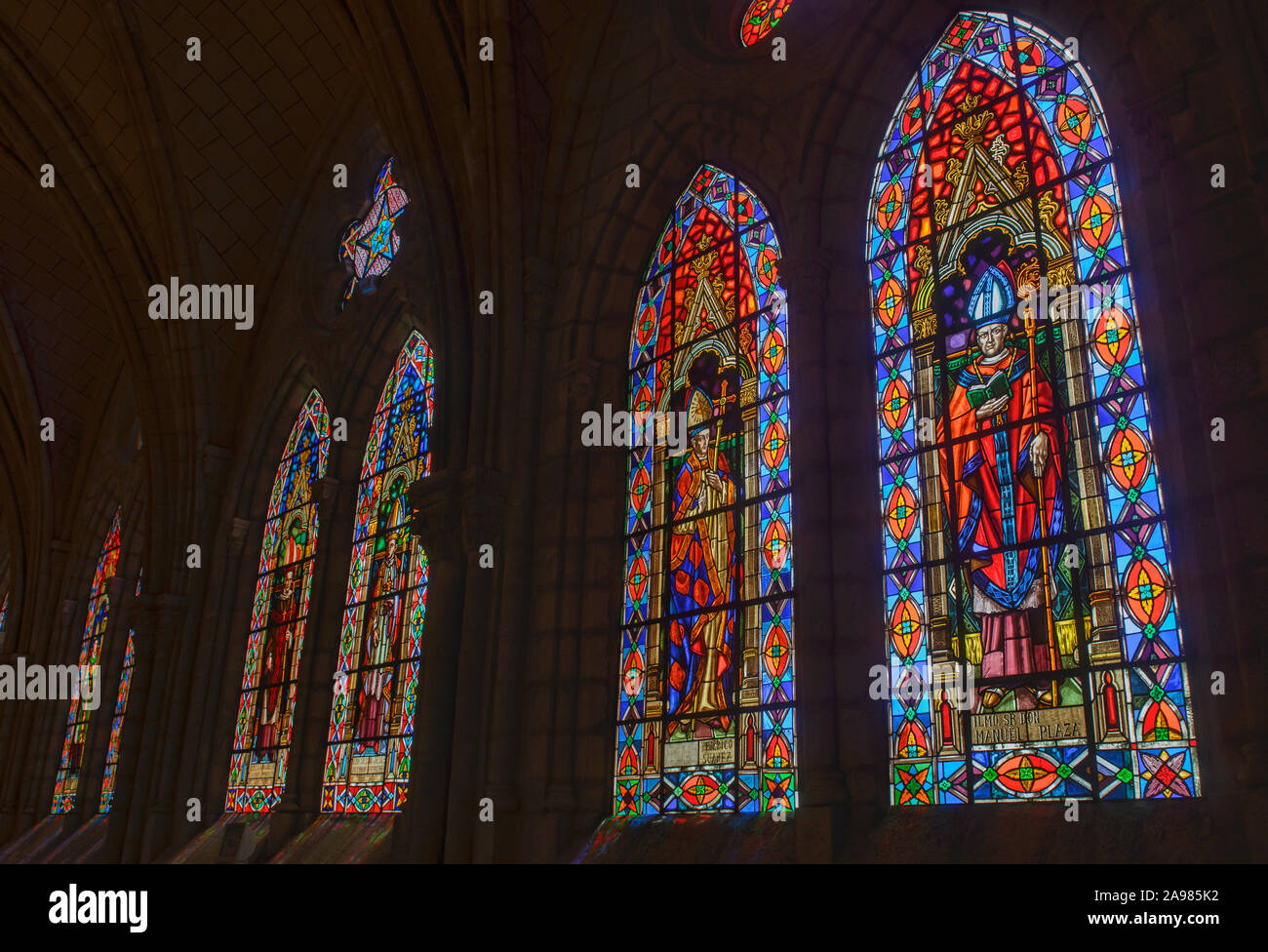 Le finestre di vetro macchiate nella Basilica del Voto Nazionale (Basílica del voto Nacional), Quito Ecuador Foto Stock