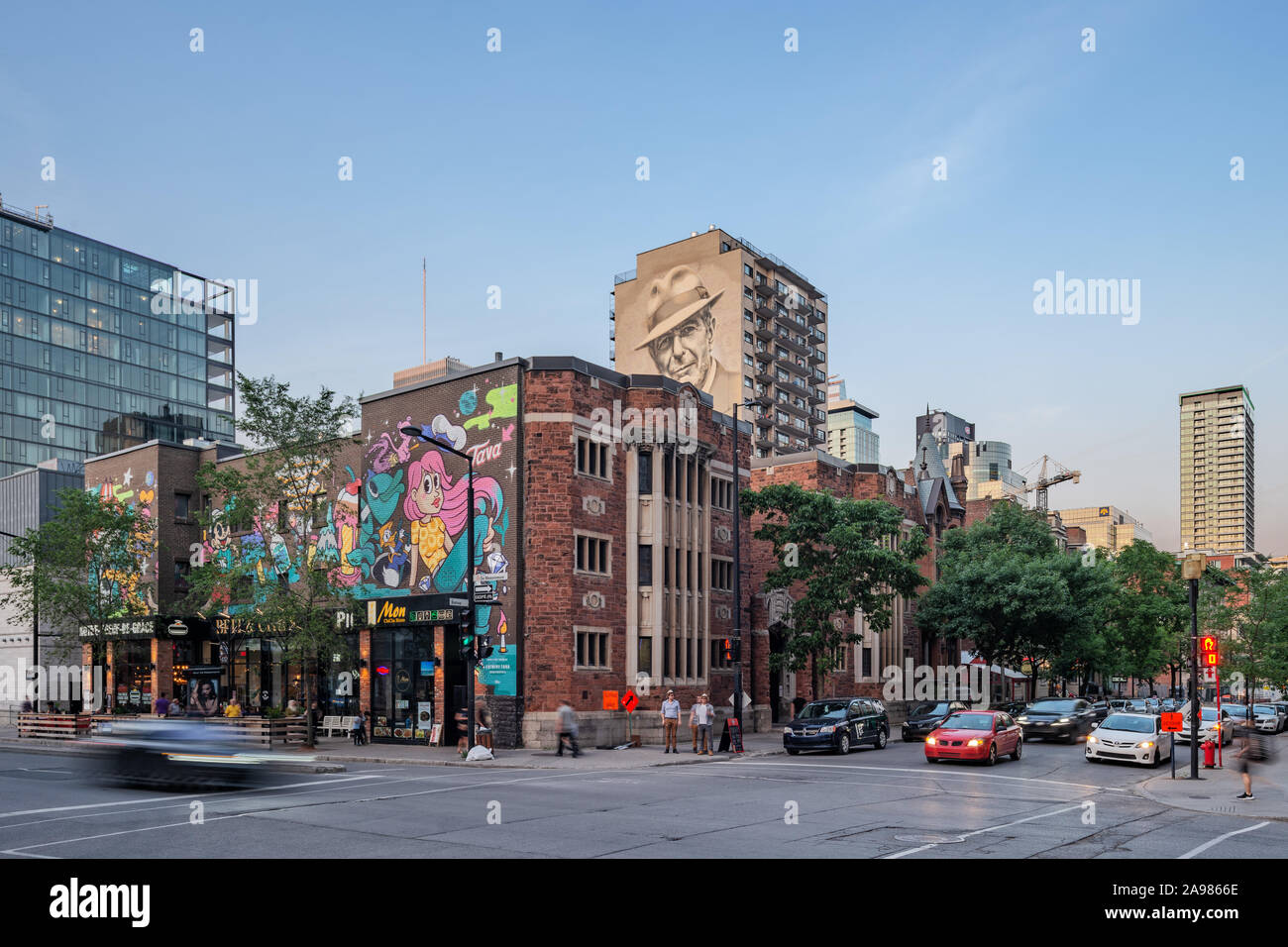 Antoine Tava e Leonard Cohen murale al crepuscolo, De Maisonneuve boulevard / Vescovo angolo di strada e nel centro di Montreal, Quebec, Canada Foto Stock