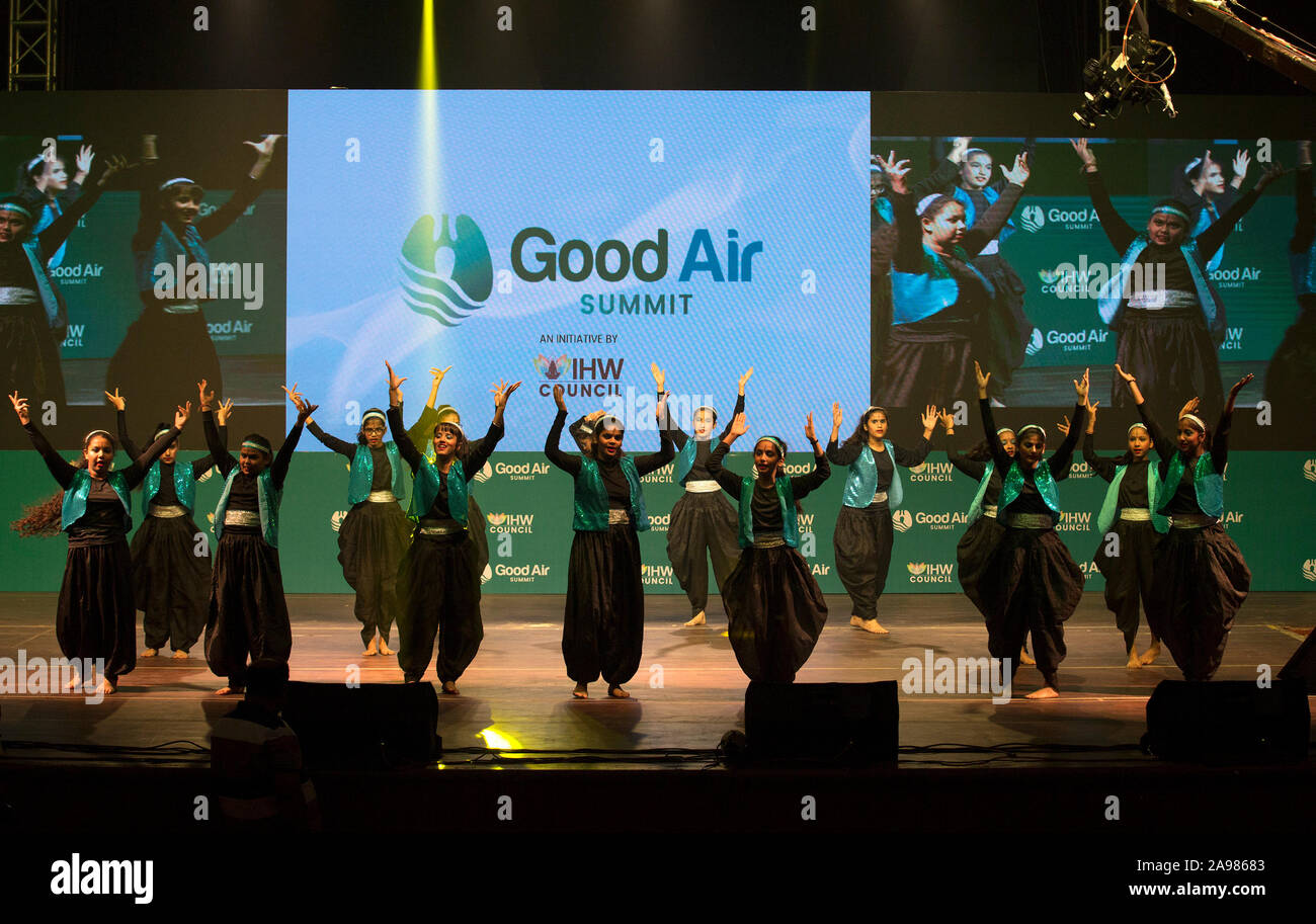 (191113) -- NEW DELHI, nov. 13, 2019 (Xinhua) -- scuola bambini eseguire una scenetta durante l'aria buona vertice di Nuova Delhi, nov. 13, 2019. Oltre mille bambini di scuola da Delhi e dintorni Mercoledì entrato a far parte di un movimento nazionale per aria pulita e si è impegnata a preservare l'ambiente. (Xinhua/Javed Dar) Foto Stock