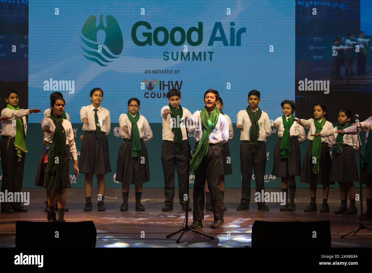 (191113) -- NEW DELHI, nov. 13, 2019 (Xinhua) -- scuola bambini eseguire una scenetta durante l'aria buona vertice di Nuova Delhi, nov. 13, 2019. Oltre mille bambini di scuola da Delhi e dintorni Mercoledì entrato a far parte di un movimento nazionale per aria pulita e si è impegnata a preservare l'ambiente. (Xinhua/Javed Dar) Foto Stock
