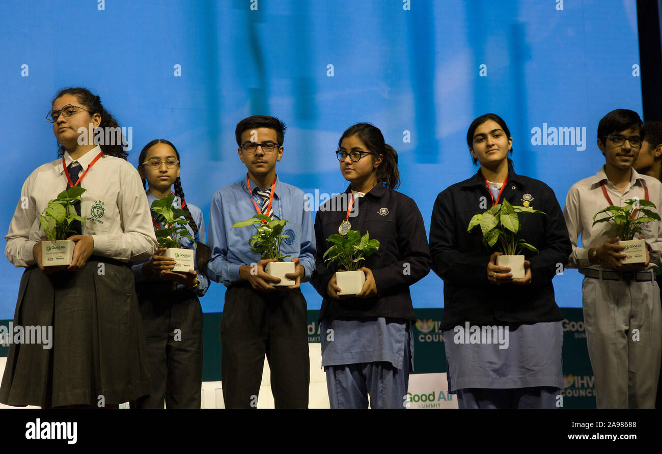 (191113) -- NEW DELHI, nov. 13, 2019 (Xinhua) -- scuola bambini tenere le piante durante l'aria buona vertice di Nuova Delhi, nov. 13, 2019. Oltre mille bambini di scuola da Delhi e dintorni Mercoledì entrato a far parte di un movimento nazionale per aria pulita e si è impegnata a preservare l'ambiente. (Xinhua/Javed Dar) Foto Stock