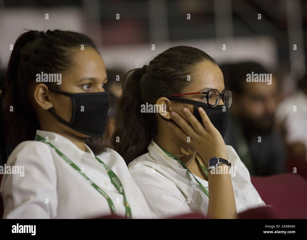 (191113) -- NEW DELHI, nov. 13, 2019 (Xinhua) -- Scuola ragazze indossano maschere di inquinamento frequentare l'aria buona vertice di Nuova Delhi, nov. 13, 2019. Oltre mille bambini di scuola da Delhi e dintorni Mercoledì entrato a far parte di un movimento nazionale per aria pulita e si è impegnata a preservare l'ambiente. (Xinhua/Javed Dar) Foto Stock
