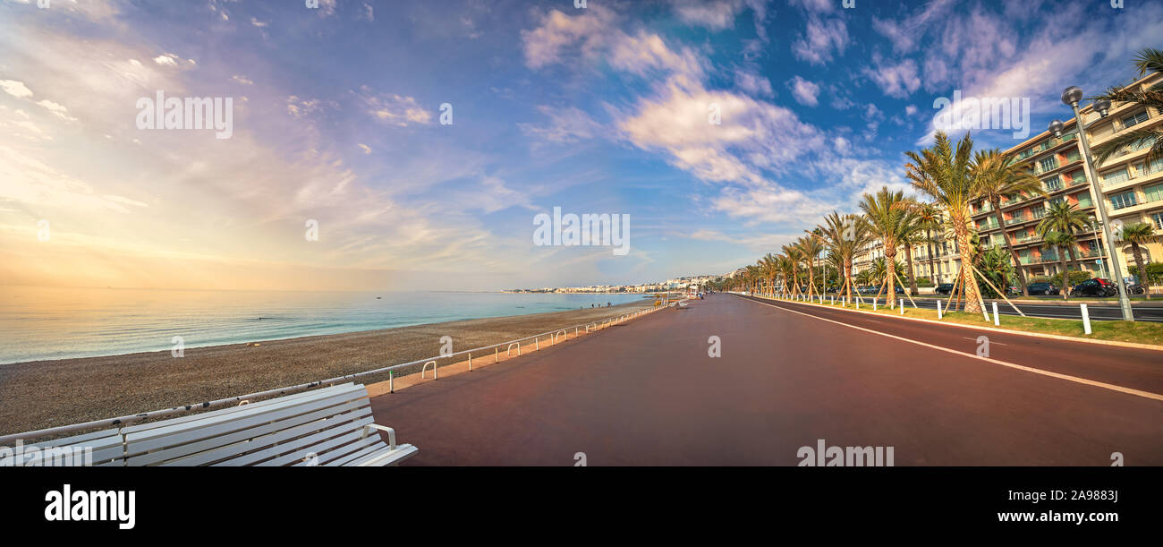 Vista panoramica della spiaggia e della Promenade des Anglais al tramonto a Nizza. Cote d'Azur, in Francia Foto Stock