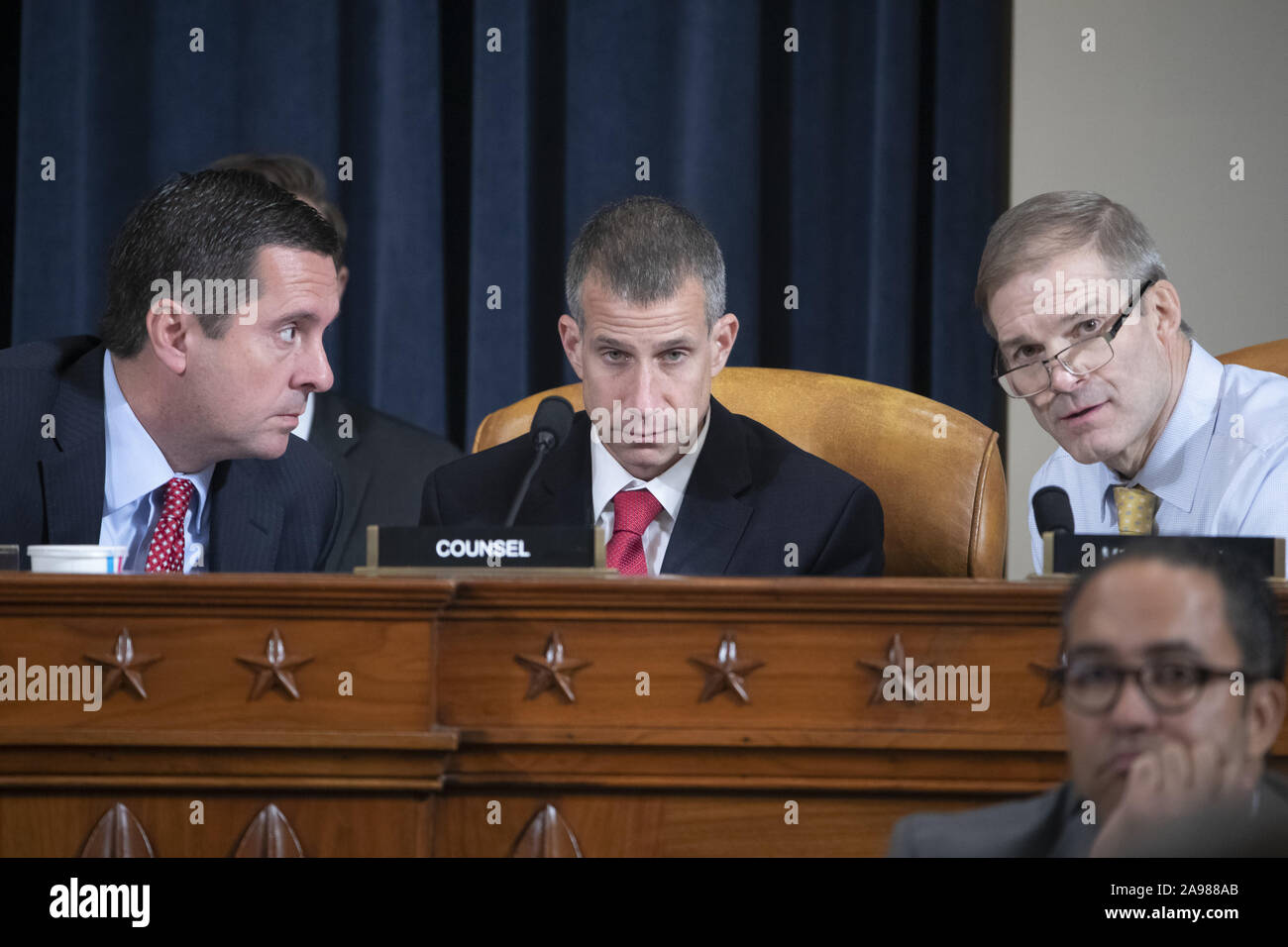 Rappresentante repubblicano dalla California Devin Nunes (L), minoranza Legal Counsel Steve Castor (C), e Rappresentante repubblicano da Ohio Jim Jordan (R) ascoltare l'Incaricato d'affari presso l ambasciata degli Stati Uniti in Ucraina Bill Taylor durante la casa permanente del Comitato di selezione sulla Intelligence audizione sull'impeachment inchiesta in noi Presidente Trump, sul colle del Campidoglio di Washington DC,Mercoledì, Novembre 13, 2019. Questa è la prima udienza pubblica del impeachment inchiesta. L'indagine condotta da tre comitati del congresso è stato avviato a seguito di una denuncia la denuncia che sostengono Foto Stock