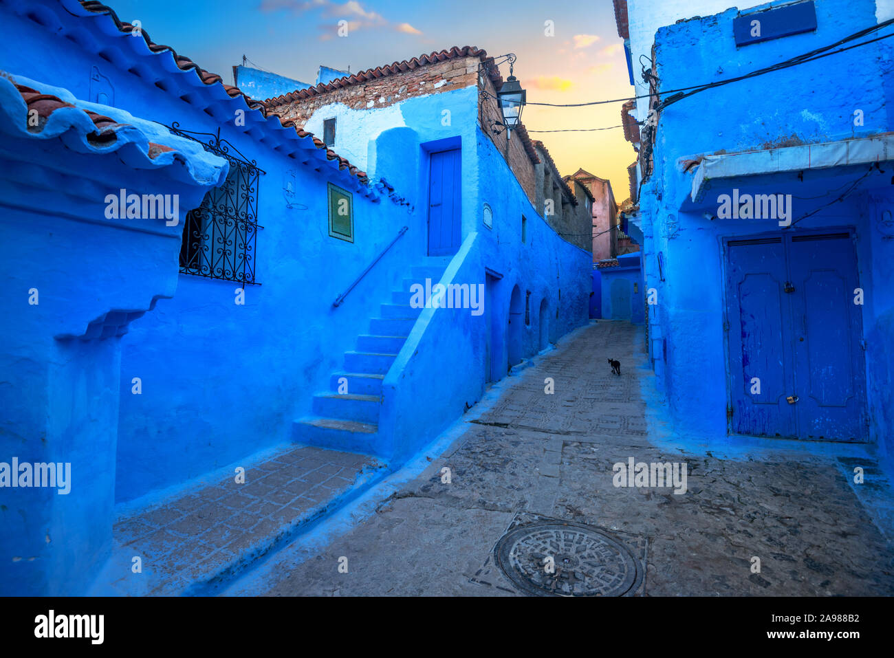 Case colorate con blu di pareti dipinte nella vecchia medina di Chefchaouen. Il Marocco, Africa del Nord Foto Stock