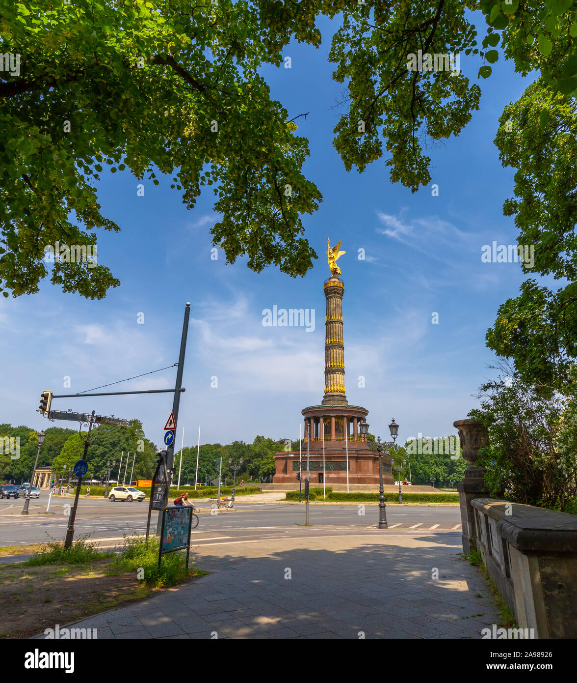 La Colonna della Vittoria Street View parco Tiergarten di Berlino in una giornata di sole. Foto Stock