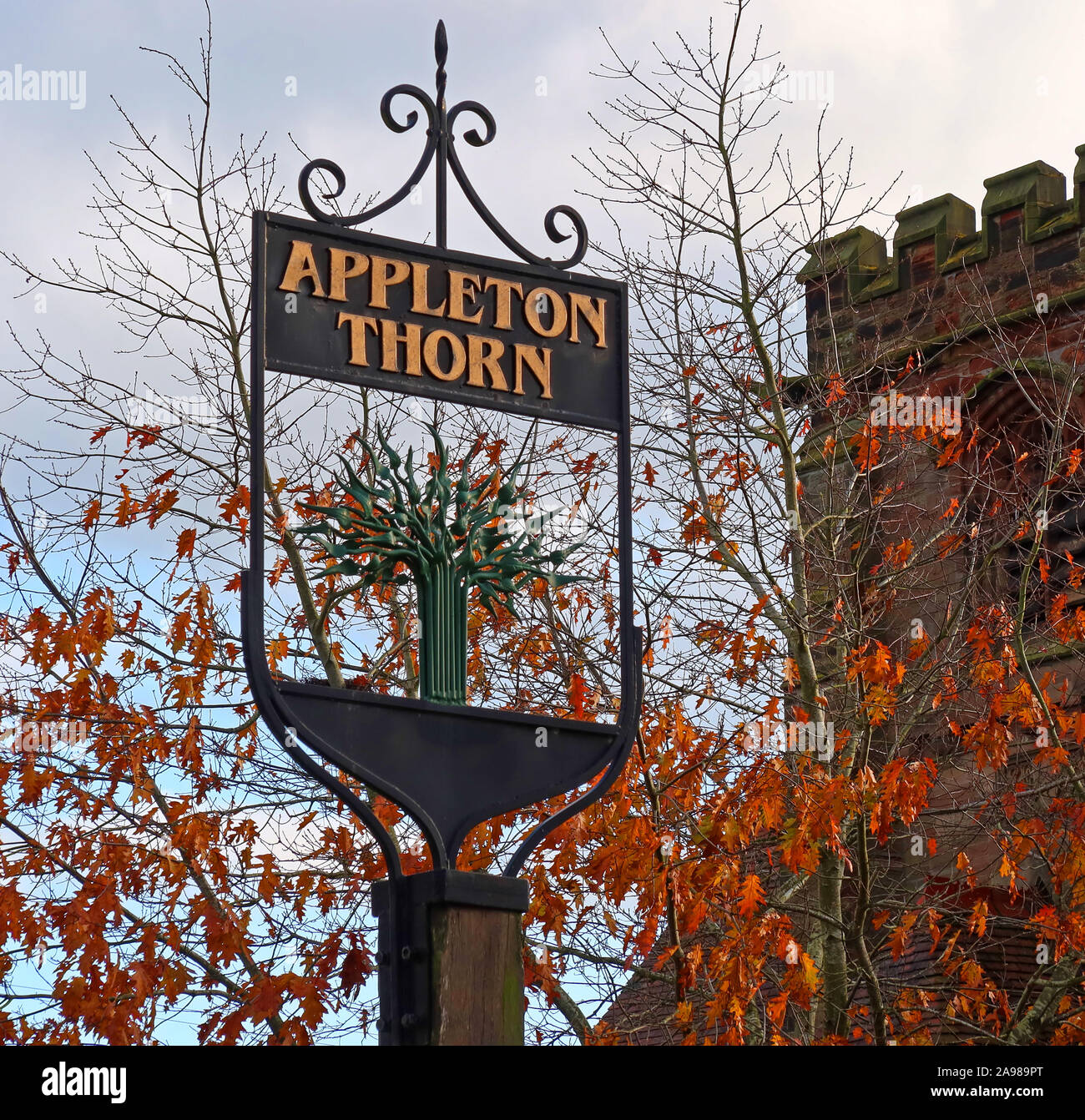 Appleton Thorn Village segno, Grappenhall Lane, a sud di Warrington, Cheshire, Inghilterra, Regno Unito WA4 4QX Foto Stock