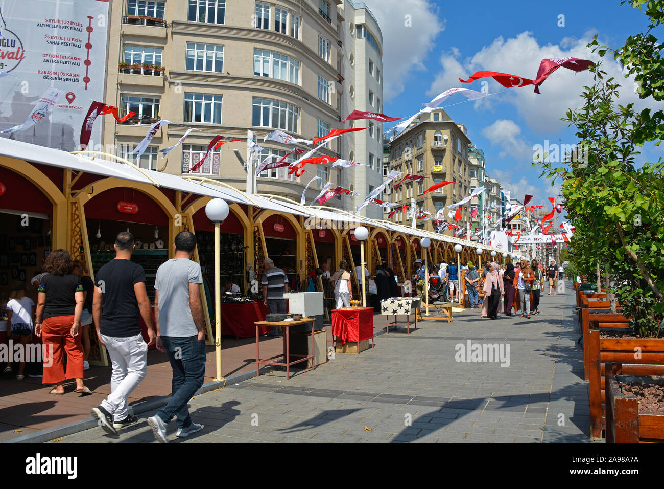 Istanbul, Turchia - 8 settembre 2019. La gente del posto e turisti guarda alle bancarelle che vendono prodotti artigianali al 2019 Beyoglu Festival a piazza Taksim in Ist Foto Stock