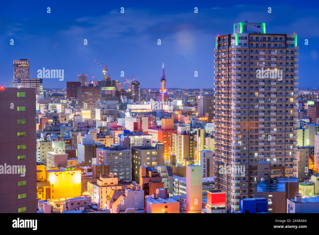 Sapporo, Hokkaido, Giappone downtown skyline della città su Chuo Ward verso la torre di notte. Foto Stock