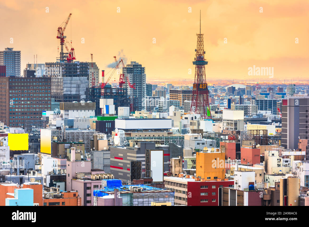 Sapporo, Hokkaido, Giappone downtown skyline della città su Chuo Ward verso la torre di notte. Foto Stock