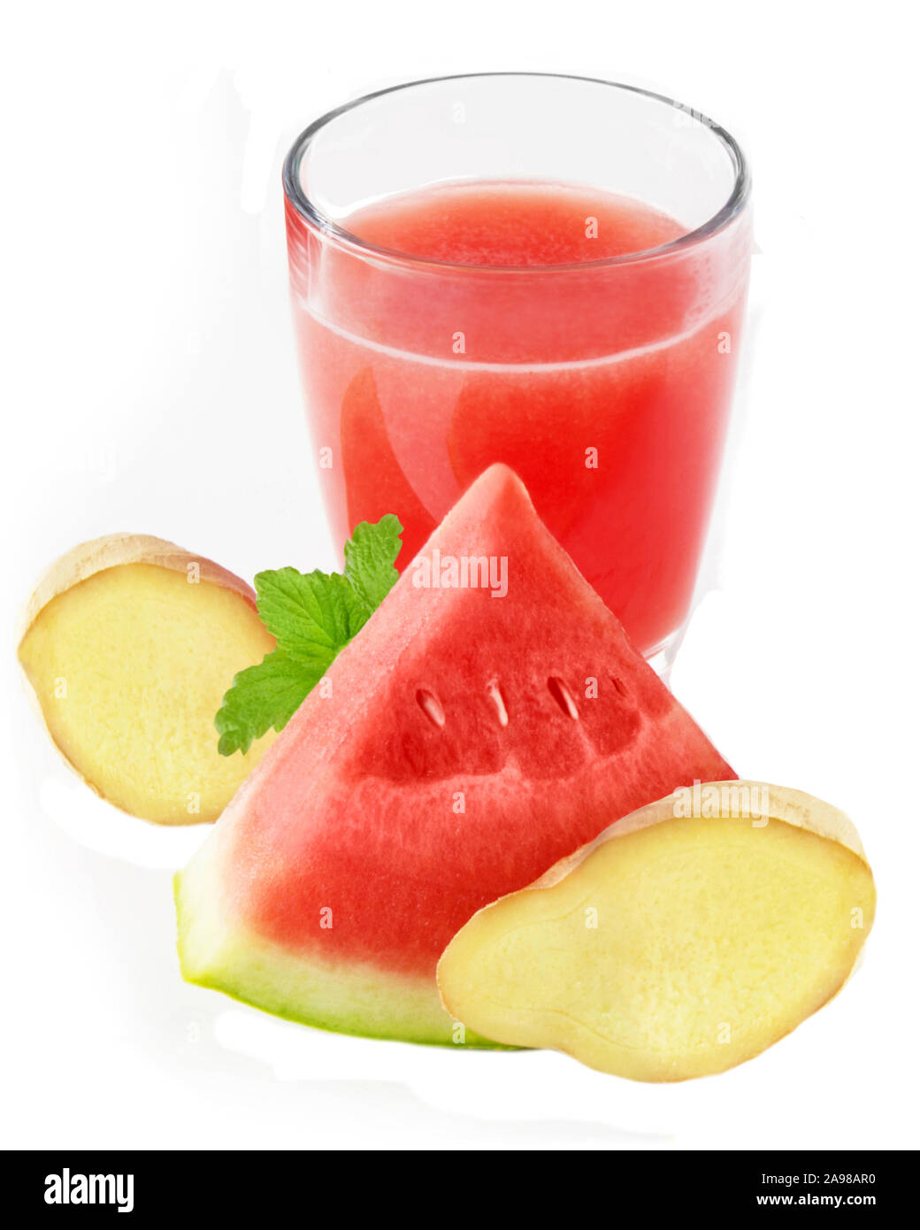 Bicchiere di sano frullato di anguria con zenzero fresco Foto Stock