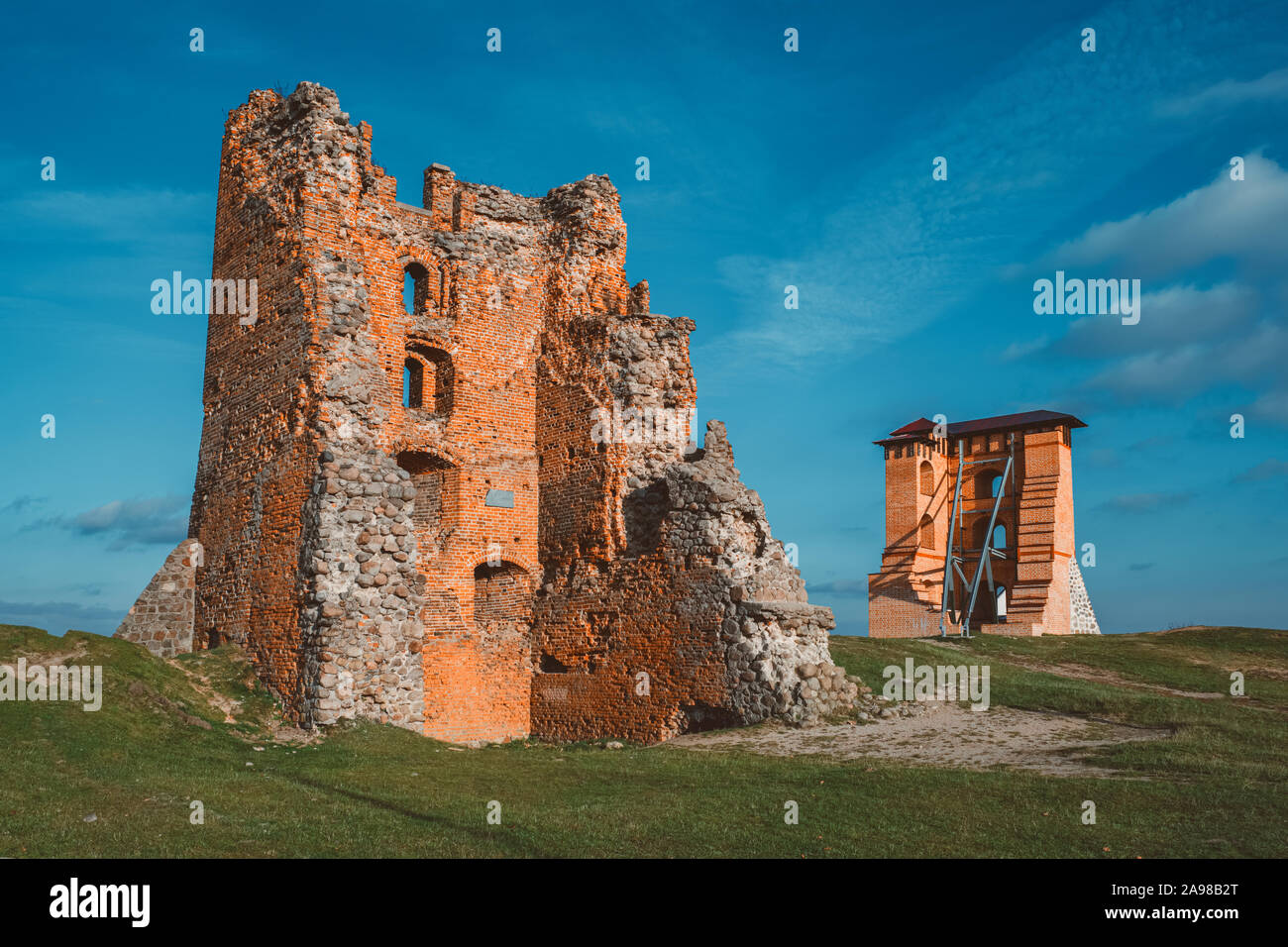 Resti di torri e Castello Mindovg sul cielo azzurro sfondo nella città Novogrudok, Bielorussia. Foto Stock