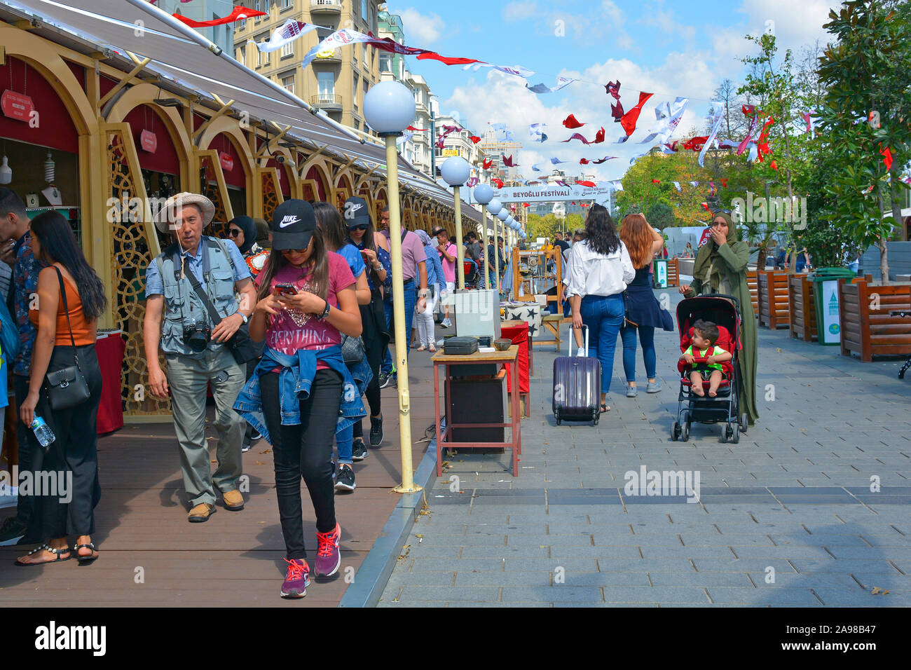 Istanbul, Turchia - 8 settembre 2019. La gente del posto e turisti guarda alle bancarelle che vendono prodotti artigianali al 2019 Beyoglu Festival a piazza Taksim in Ist Foto Stock