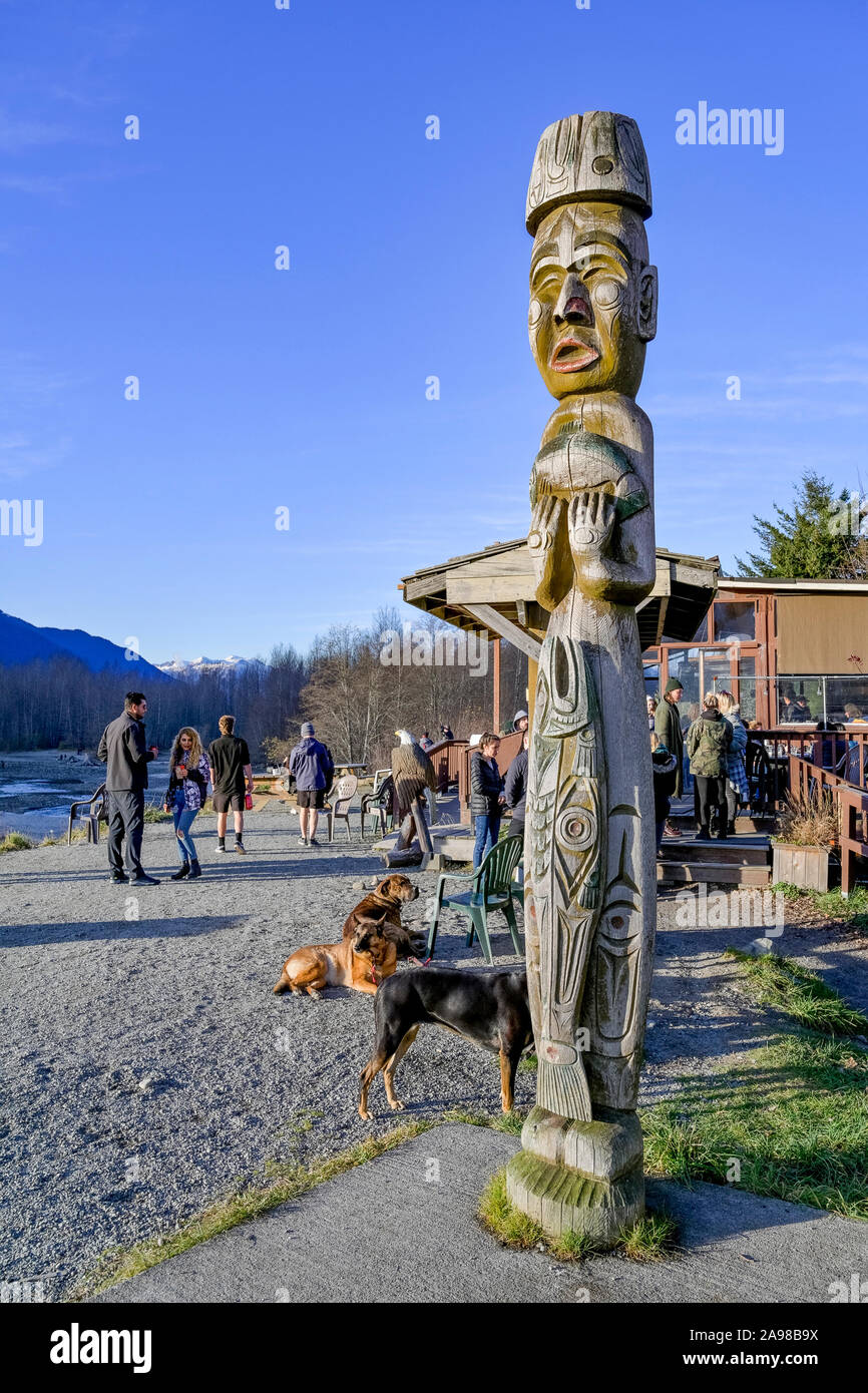 Il Totem Pole, benvenuti la figura, Eagle Run trail, Brackendale, British Columbia, Canada Foto Stock