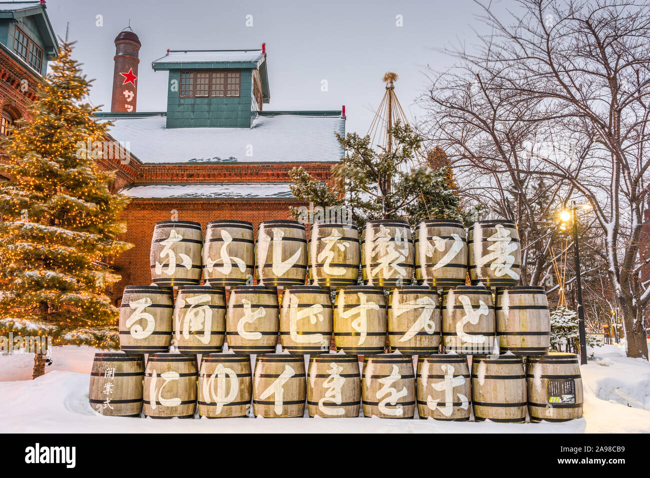 SAPPORO, Giappone - 17 febbraio 2017: birra Sapporo Museum di notte. La costruzione è stata aperta per la prima volta come Kaitakushi birreria nel 1876. Foto Stock