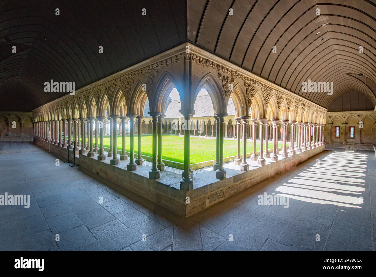 Il chiostro dell'abbazia di Mont Saint Michael formata da una successione di colonne ed archi. Foto Stock
