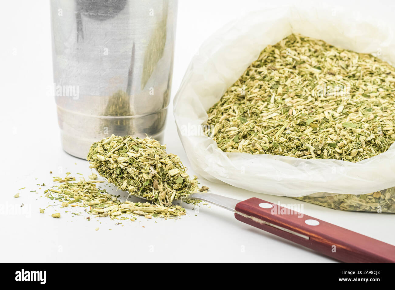 Drink di terere. Bevanda fredda tipica dal midwest del Brasile. Infusione di mate herb, Sul Mato Grossense bevanda su una tazza di alluminio e la pompa. Foto Stock