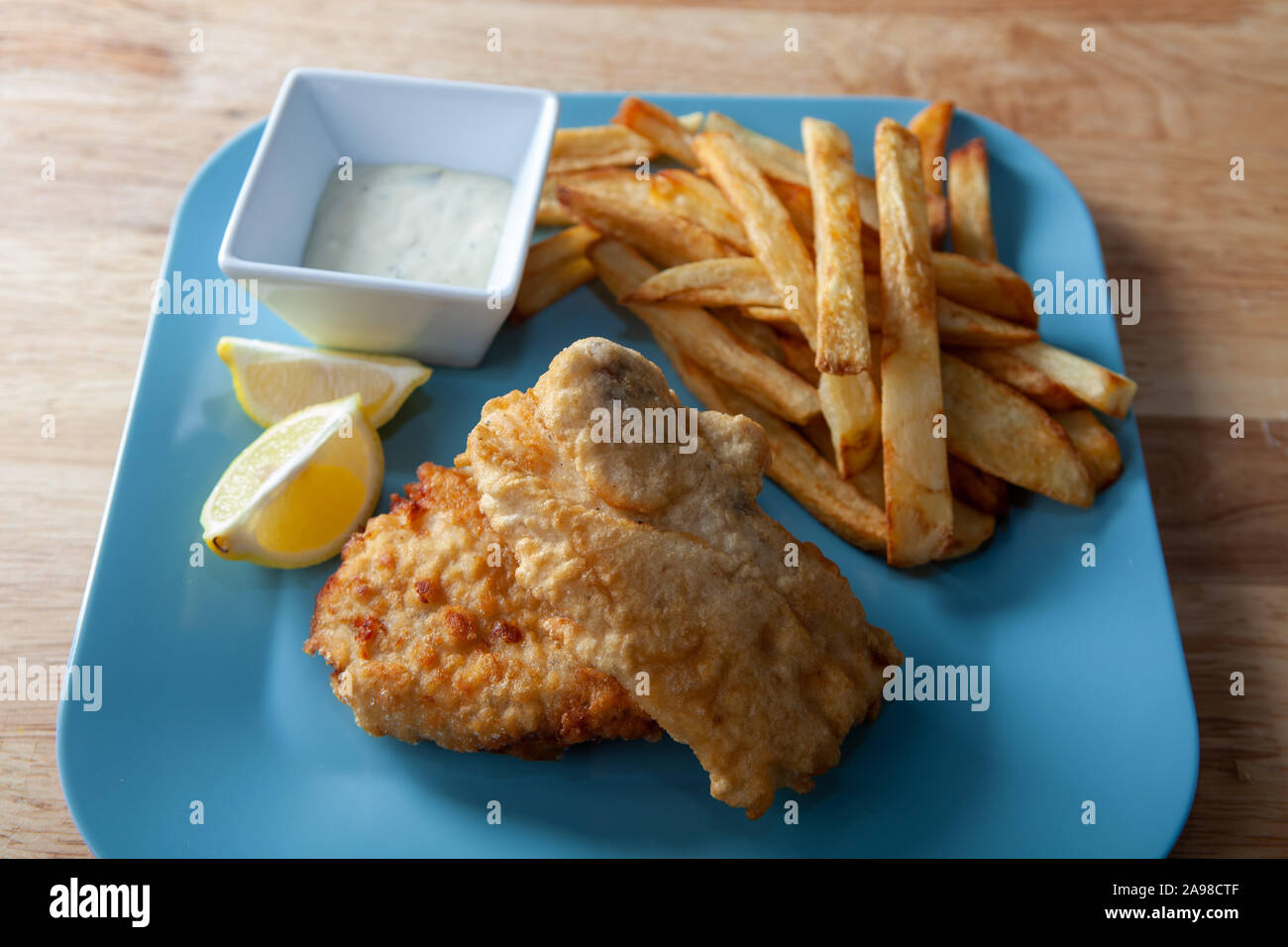 Pesce e patatine con salsa tartara Foto Stock