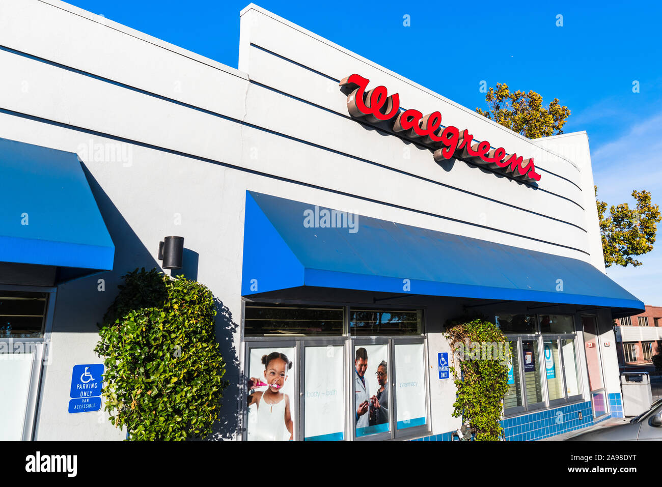 Ottobre 24, 2019 Sunnyvale / CA / STATI UNITI D'AMERICA - Walgreens pharmacy filiale locale; Walgreens (parte di Walgreens stivali Alliance Inc. holding) aziona la seconda Foto Stock
