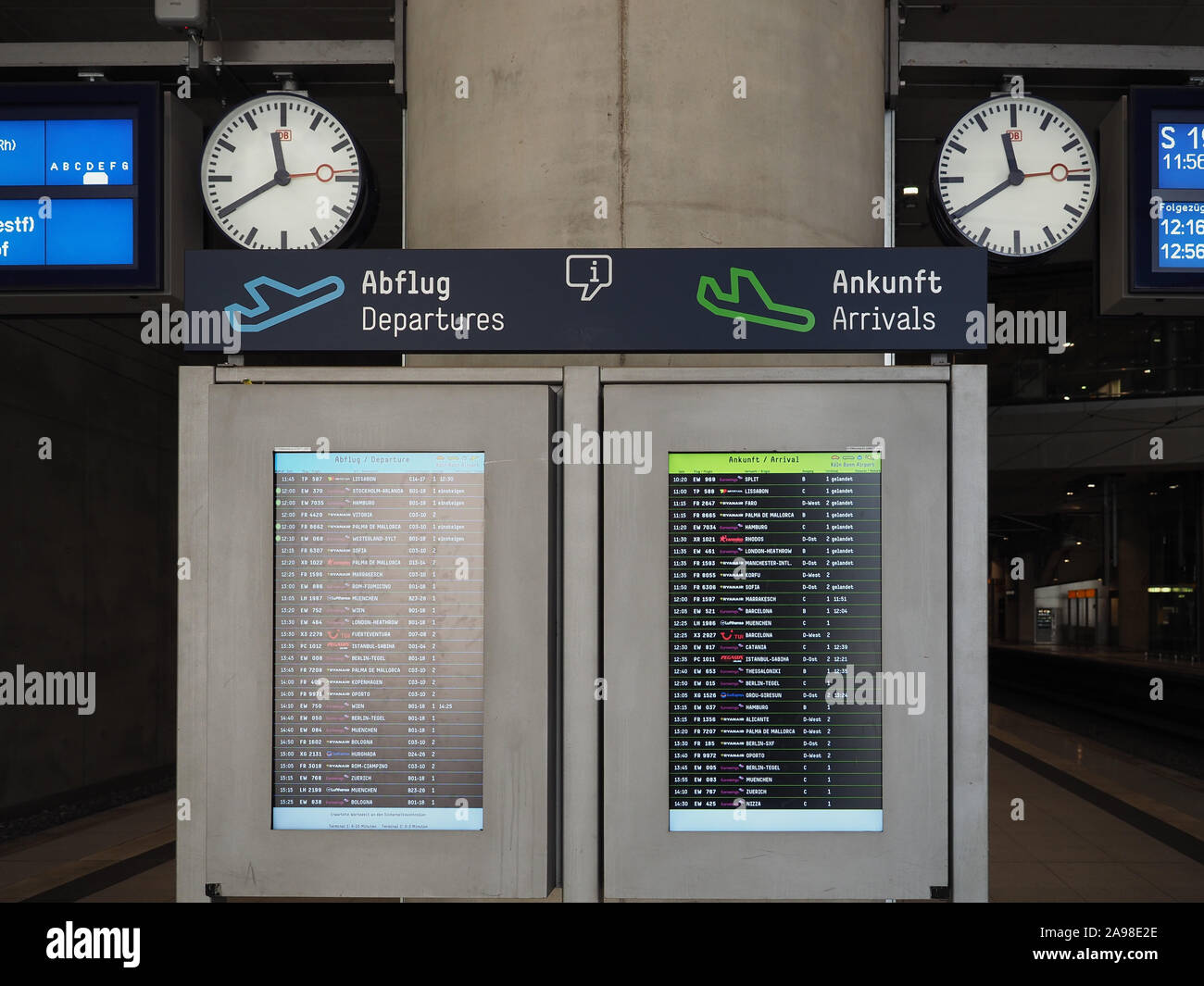 KOELN, Germania - circa agosto 2019: Abflug (partenze) e Ankunft (arrivi) tabella di tempo schermi di Koeln Bonn Airport Foto Stock
