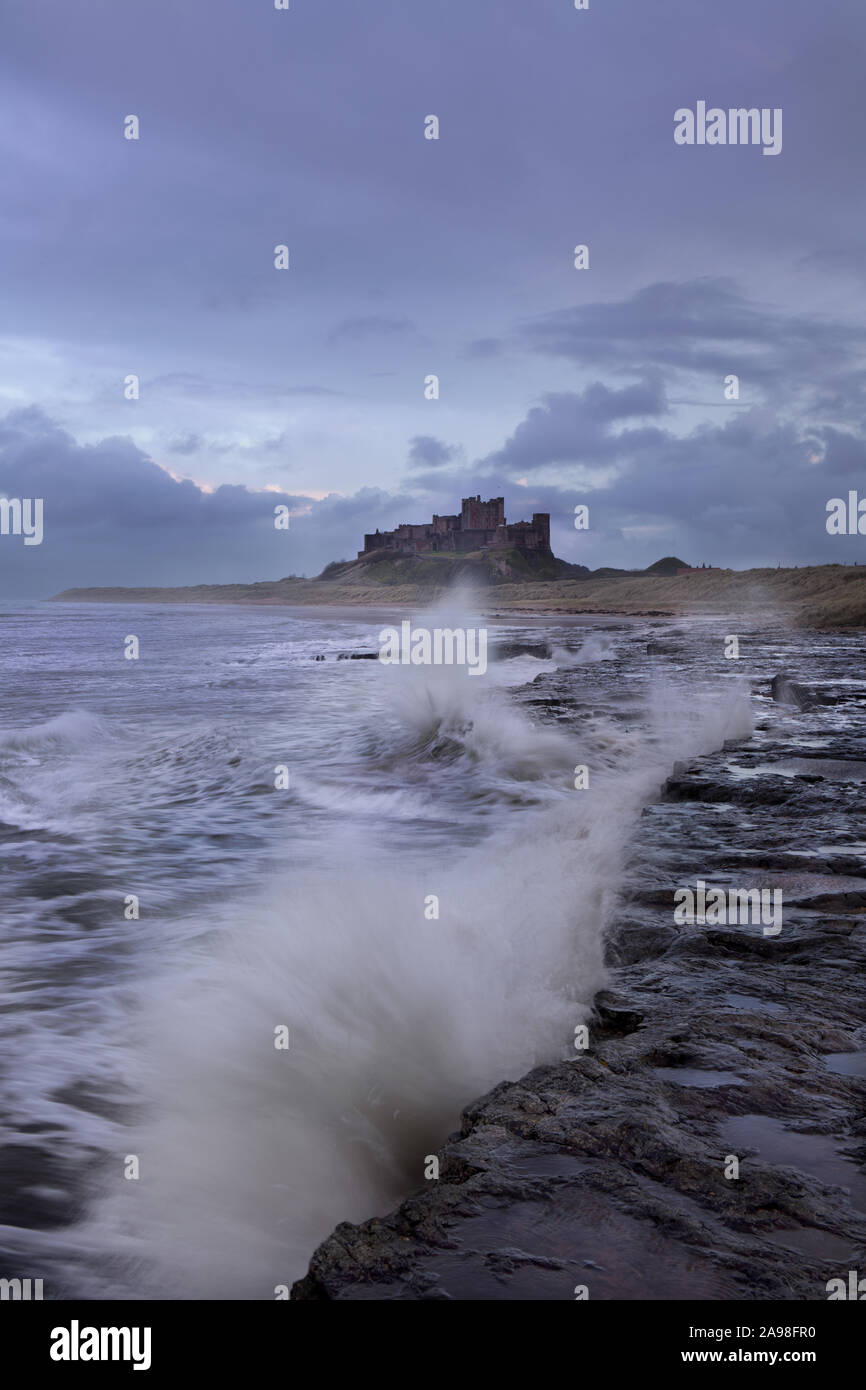 Le acque tempestose a Bamburgh Castle Regno Unito Foto Stock