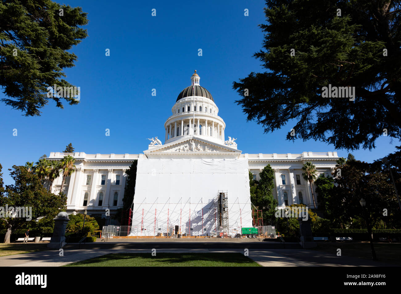 Lo State Capitol Building con costruzione teli di protezione attraverso la parte anteriore. Sacramento, California, Stati Uniti d'America. Stati Uniti d'America Foto Stock