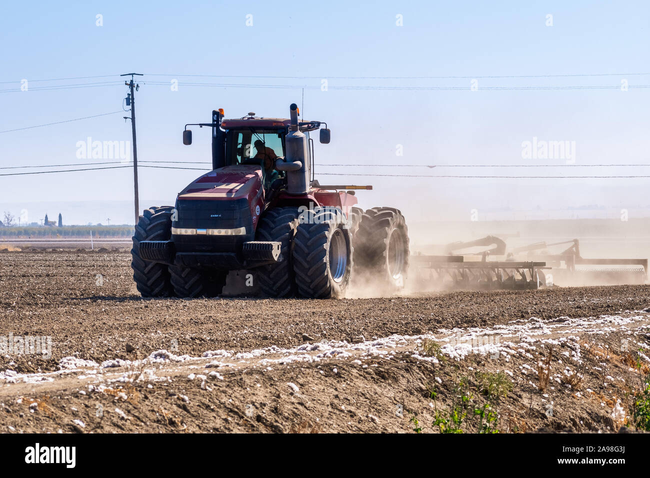Nov 10, 2019 Merced / CA / STATI UNITI D'AMERICA - Preparazione per un nuovo raccolto dopo la mietitura di un campo di cotone in California centrale Foto Stock