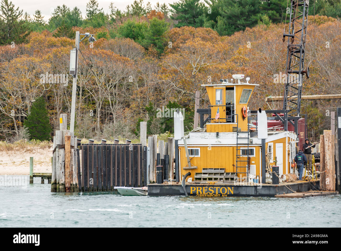 Una chiatta di lavoro da Preston in Greenport, NY lavorando sullo Shelter Island Ferry scivola in North Haven, NY Foto Stock
