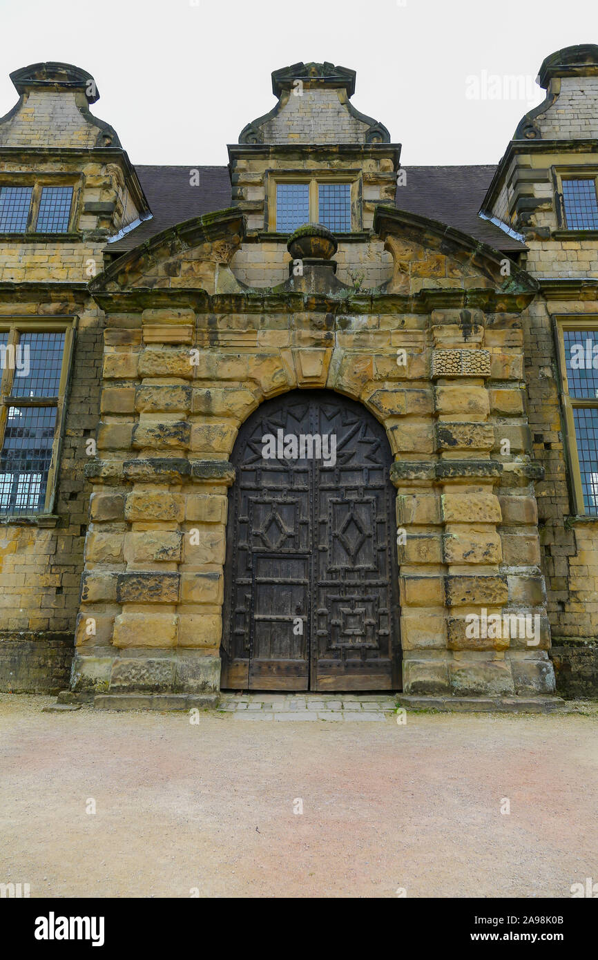 Una vecchia porta al maneggio gamma al Bolsover Castle, Derbyshire, England, Regno Unito Foto Stock