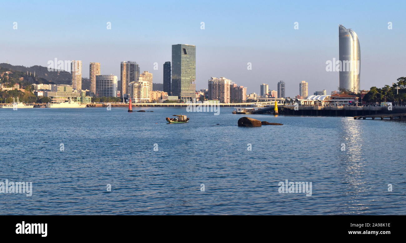 Xiamen modern waterfront skyline della città da Isola di Gulangyu, Cina Foto Stock