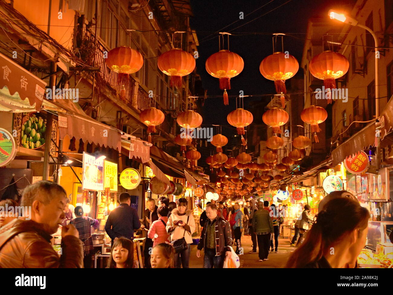 Vivace notte mare mercato alimentare durante il Nuovo Anno Cinese di Xiamen, Cina Foto Stock