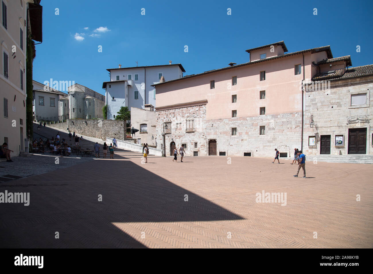 Teatro Caio Melisso sulla Piazza del Duomo e la Chiesa Romanica di Sant'Eufemia (Santa Eufemia Chiesa) nel centro storico di Spoleto, umbria, Italia. Au Foto Stock