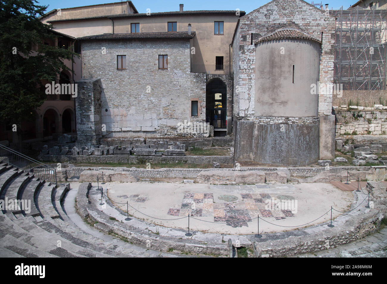 Antico Teatro Romano (Teatro Romano) da Io CE e la Chiesa Romanica di Sant'Agata (chiesa di Sant'Agata) nel Museo Archeologico Nazionale nel centro storico Foto Stock