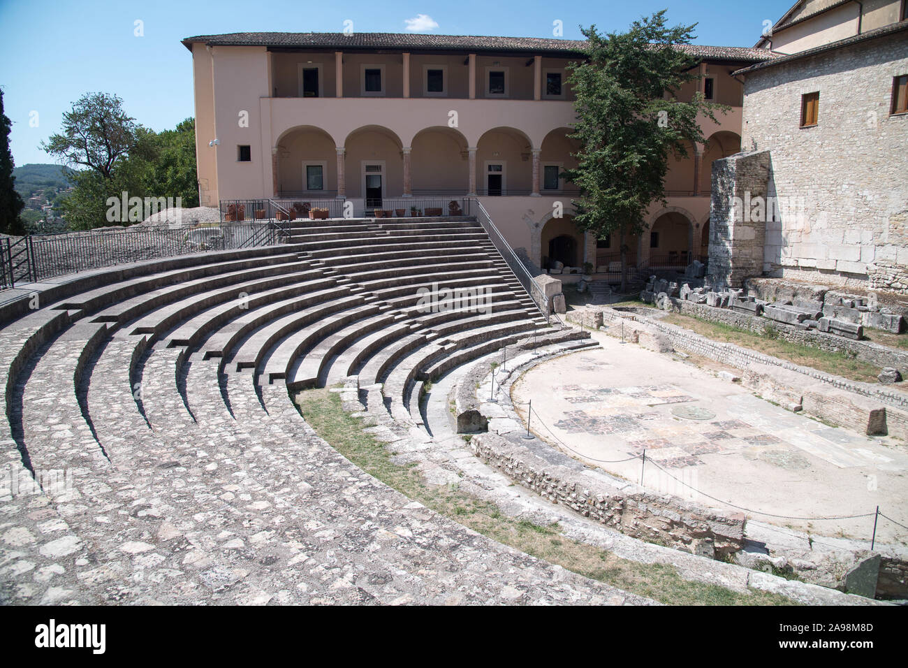 Antico Teatro Romano (Teatro Romano) da Io CE e Museo Archeologico Nazionale nel centro storico di Spoleto, umbria, Italia. 19 agosto 2019© Wojci Foto Stock