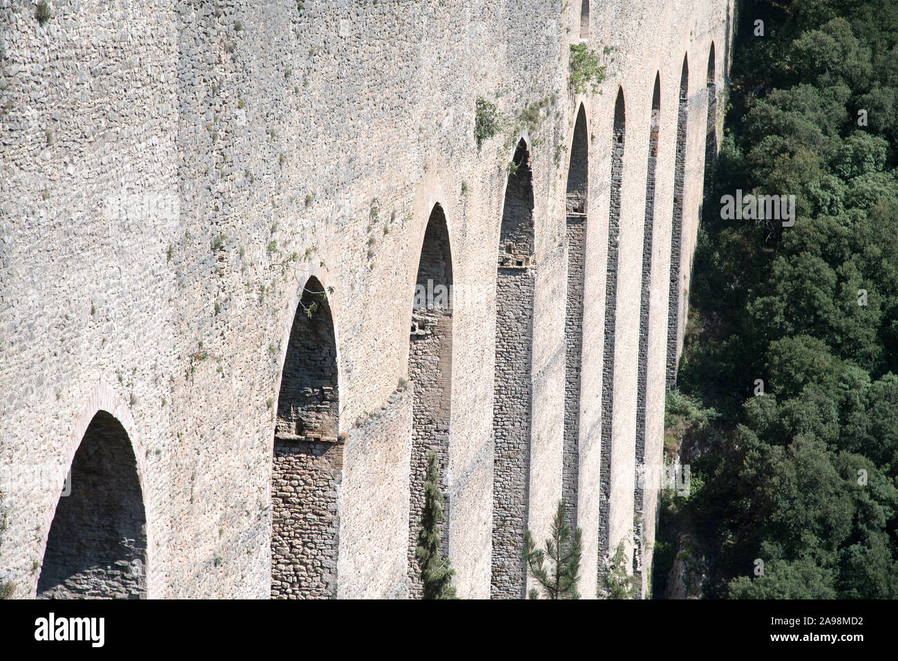 80 m di altezza e 230 m lungo il ponte medievale delle Torri dal XIII XIV secolo nel centro storico di Spoleto, umbria, Italia. 19 agosto 2019© Wojciech Str Foto Stock