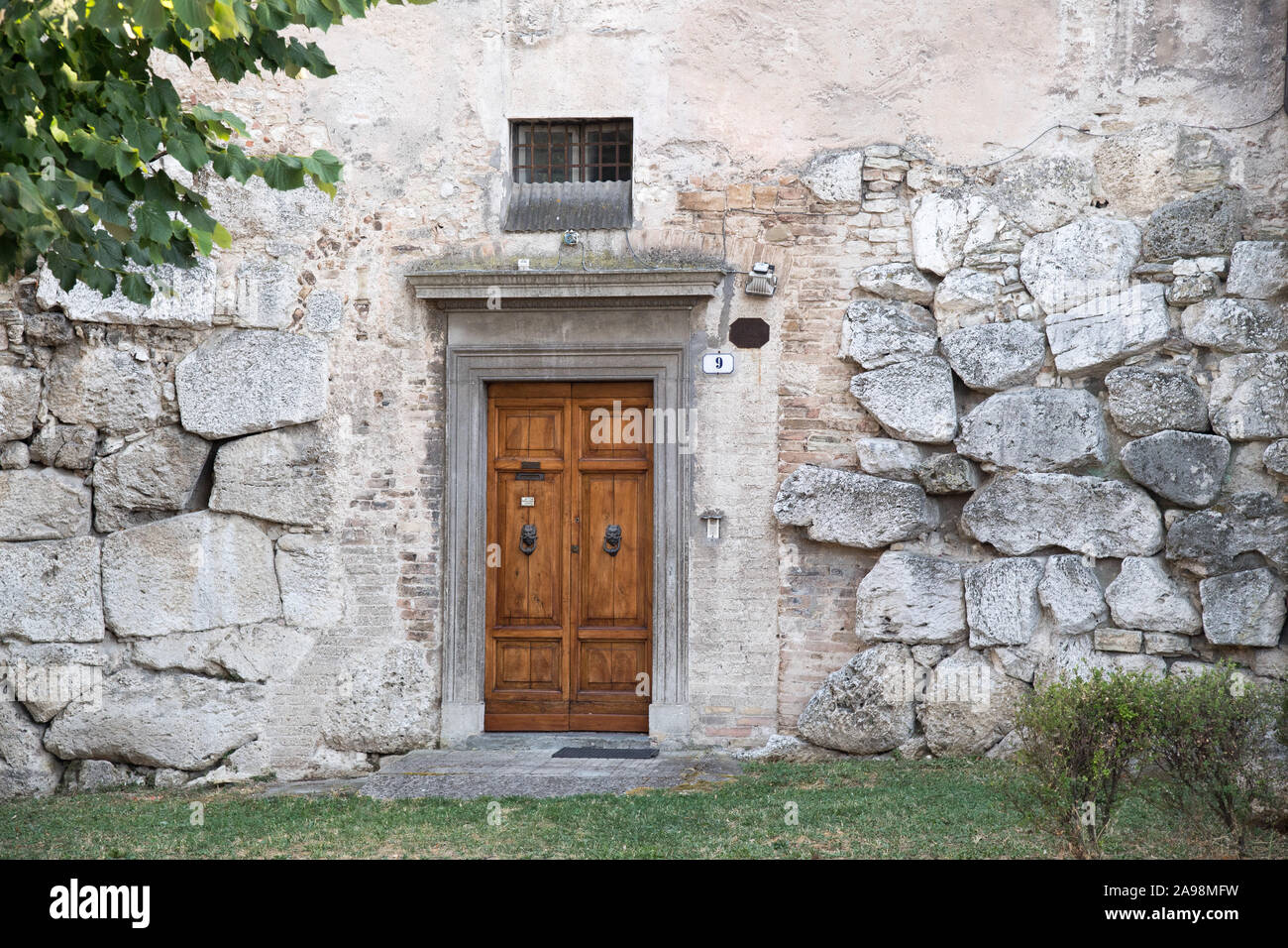 Antiche Mura Ciclepiche vicino a Chiesa di San Nicolò (San Nicolo Chiesa) nel centro storico di Spoleto, umbria, Italia. 19 agosto 2019© Wojciech Strozyk Foto Stock