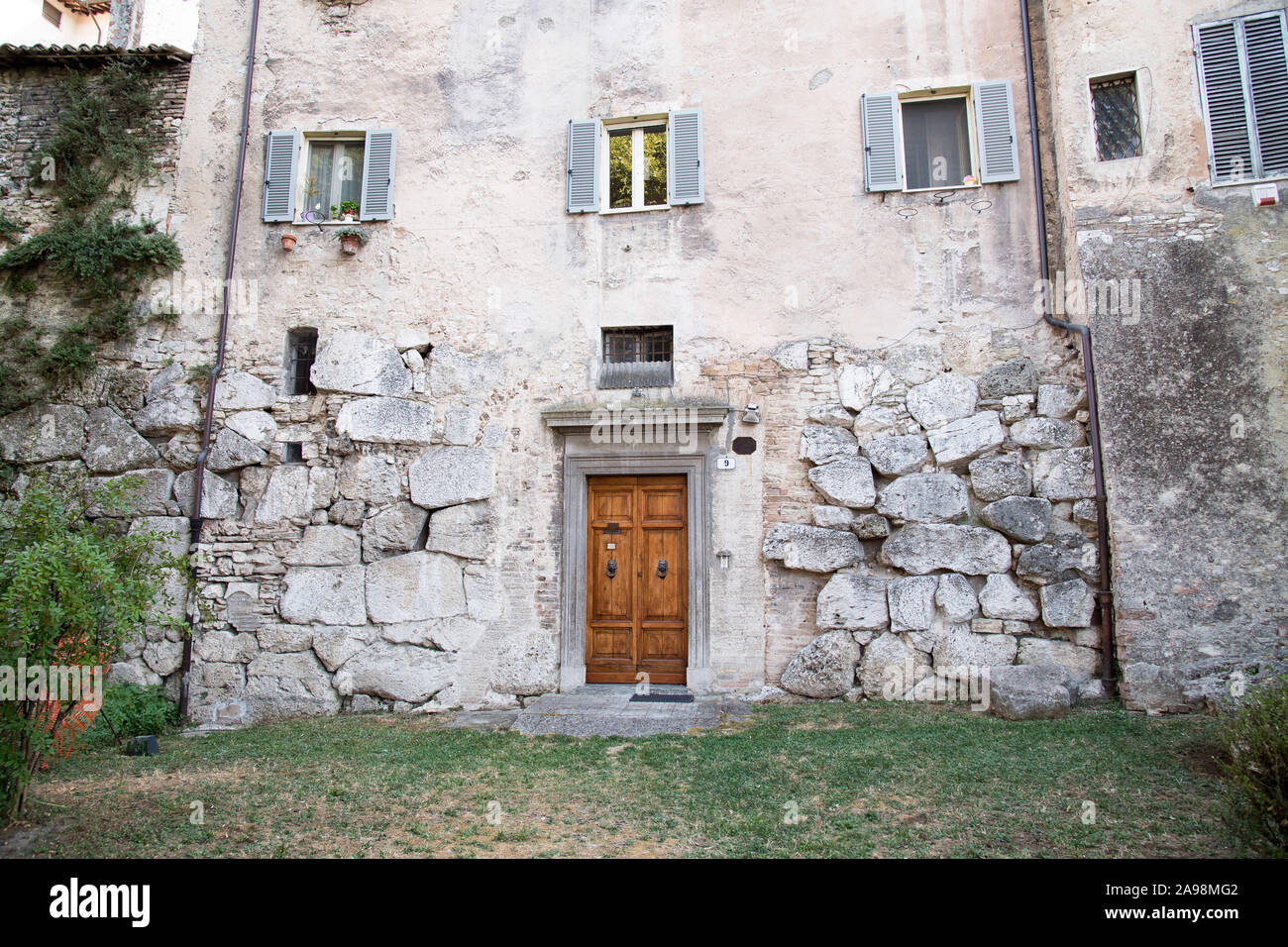 Antiche Mura Ciclepiche vicino a Chiesa di San Nicolò (San Nicolo Chiesa) nel centro storico di Spoleto, umbria, Italia. 19 agosto 2019© Wojciech Strozyk Foto Stock