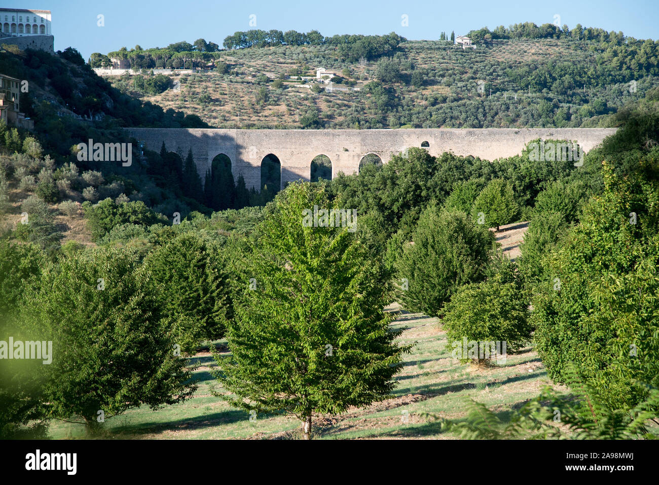 80 m di altezza e 230 m lungo il ponte medievale delle Torri dal XIII XIV secolo nel centro storico di Spoleto, umbria, Italia. 19 agosto 2019© Wojciech Str Foto Stock