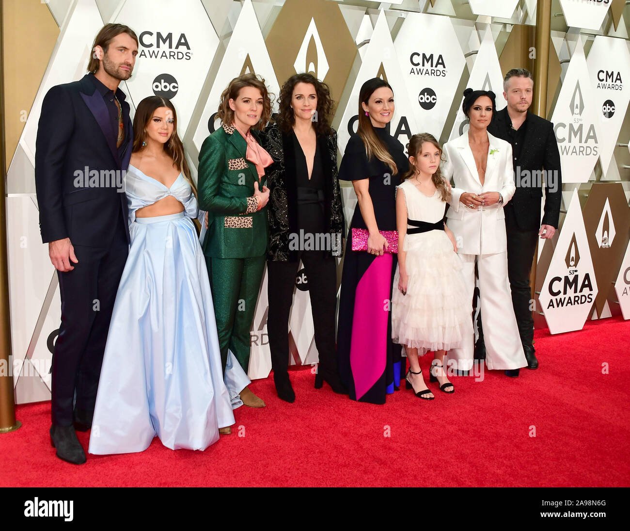 Novembre 13, 2035, Nashville, TN, STATI UNITI D'AMERICA: 13 Novembre 2019 - Nashville, Tennessee - Ryan Hurd, Maren Morris, Brandi Carlile, Catherine Pastore, Natalie Hemby, Amanda Shires, Jason Isbell. 53annuale di CMA Awards, Musica Country più grande notte, tenutosi a Music City Center. Photo credit: Laura Farr/AdMedia13 novembre 2019 - Nashville, Tennessee - Ryan Hurd, Maren Morris, Brandi Carlile, Catherine Pastore, Natalie Hemby, Amanda Shires, Jason Isbell, Il Highwomen. 53annuale di CMA Awards, Musica Country più grande notte, tenutosi a Music City Center. Photo credit: Laura Farr/AdMedia (credito Immagine: © Laura Foto Stock