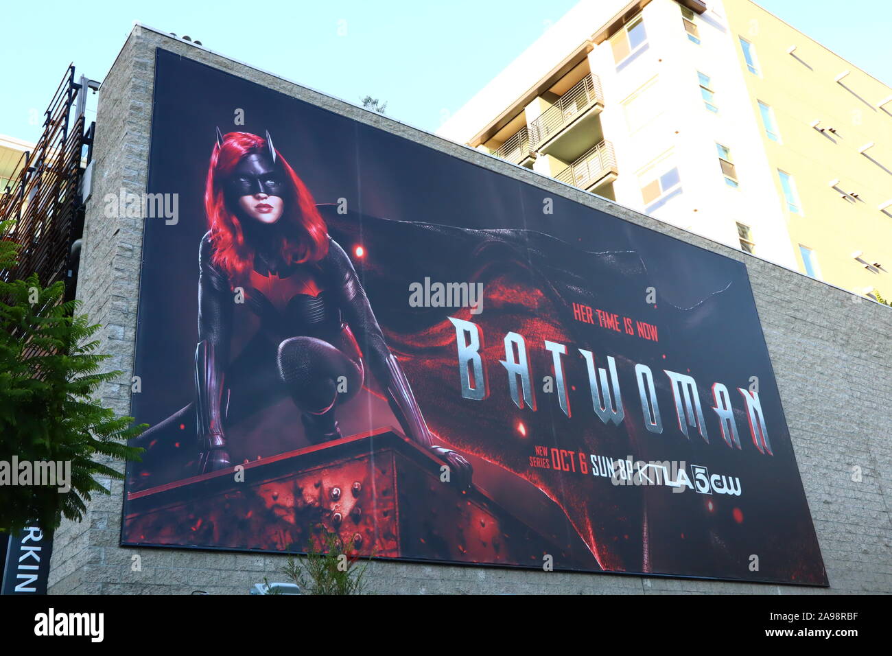 Hollywood, California - Billboard di BATWOMAN situato su Vine Street, Hollywood. Batwoman è un supereroe americano serie televisiva Foto Stock
