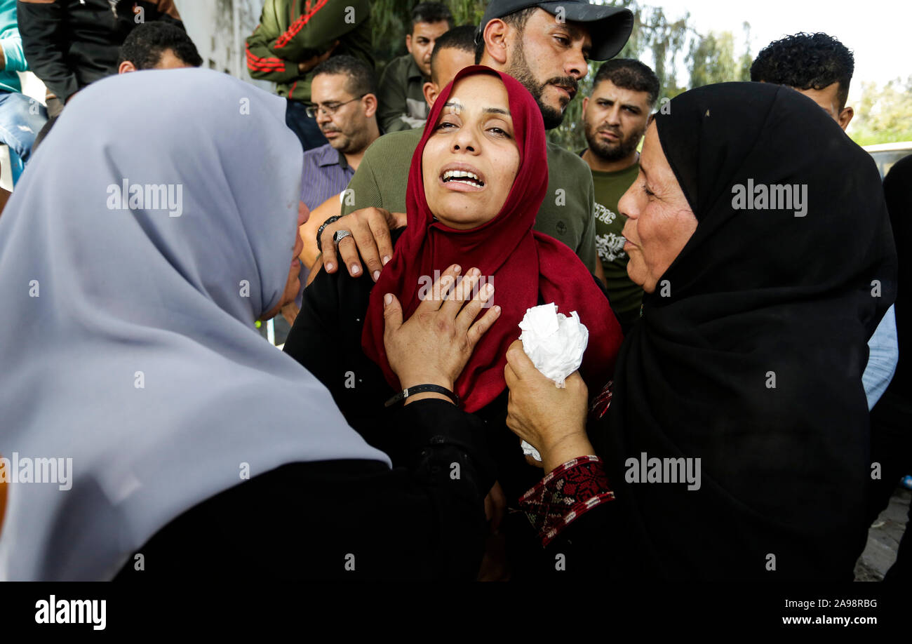 Palestinesi in lutto al di fuori dell'obitorio di al-Shifa Hospital di Gaza City.altre due palestinesi sono stati uccisi in un sciopero israeliana nella Striscia di Gaza, enclave del ministero della sanità ha detto, come Israele ha detto che era indirizzato a razzo a squadre di lancio e militanti dei siti. La morte ha portato il pedaggio di Gaza a 26 persone uccise poiché uno scambio di fuoco ha cominciato il martedì con un israeliano sciopero mirati su una Jihad islamica il comandante lo scintillio di ritorsione lanci di razzi. Foto Stock