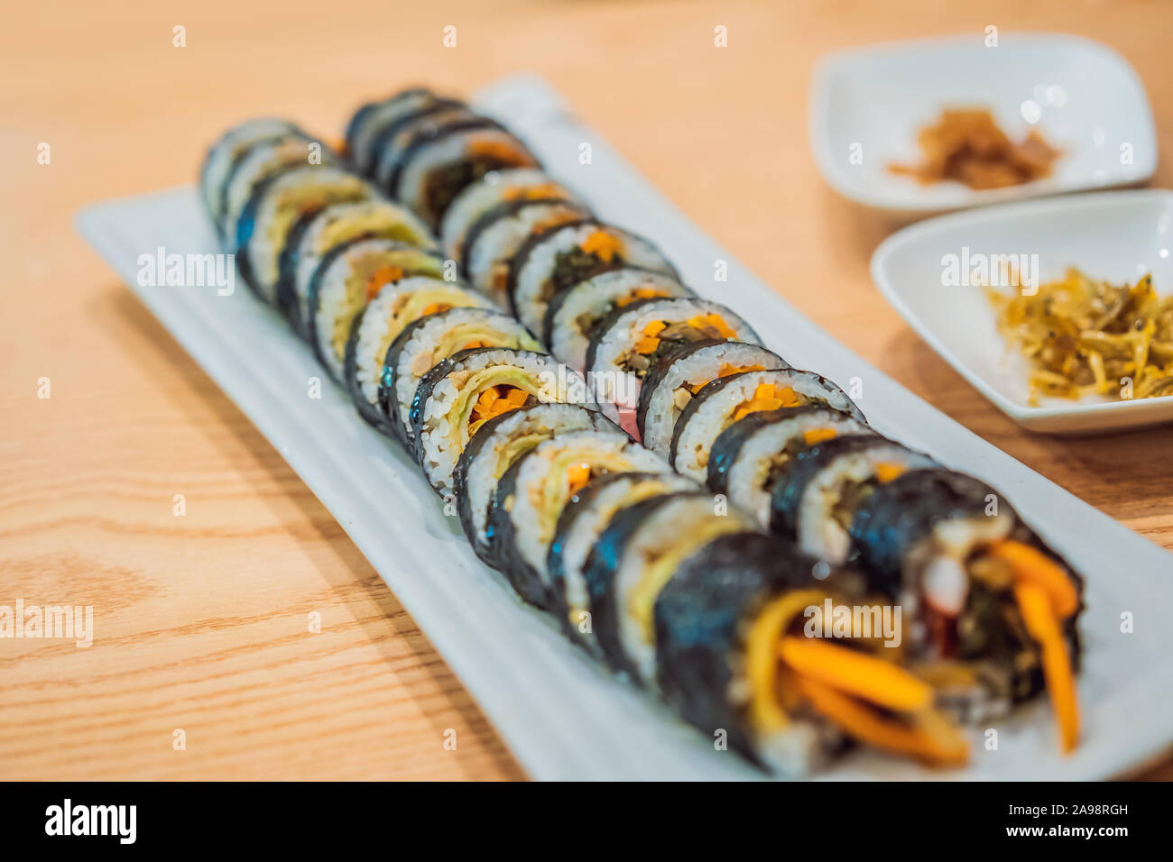 Gimbap o Kimbap è un Coreano piatto fatto da il riso bianco cotto a vapore di bap e vari altri ingredienti, laminato in fogli per la gestione dei contenuti globali di essiccato laver alghe e Foto Stock